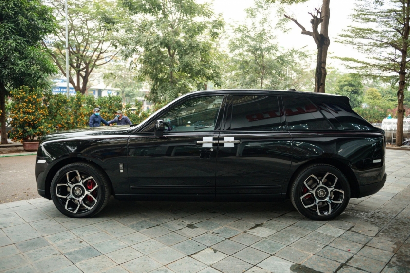 SUV siêu sang Rolls-Royce Cullinan Black Badge siêu lướt giá 'sương sương' 40 tỷ đồng 174137