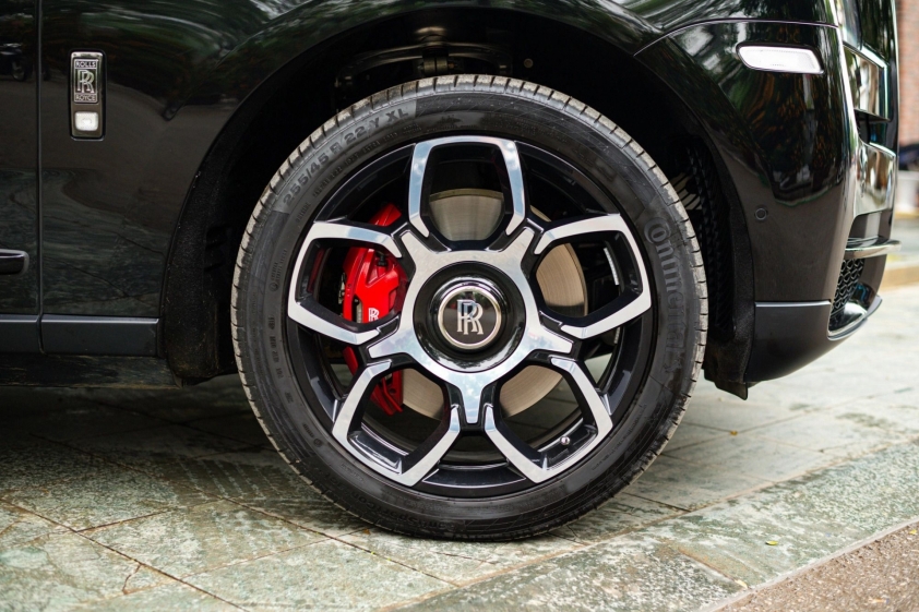 SUV siêu sang Rolls-Royce Cullinan Black Badge siêu lướt giá 'sương sương' 40 tỷ đồng 174138