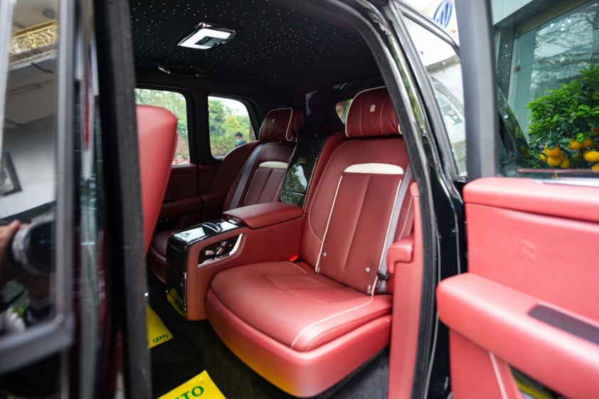 SUV siêu sang Rolls-Royce Cullinan Black Badge siêu lướt giá 'sương sương' 40 tỷ đồng 174140