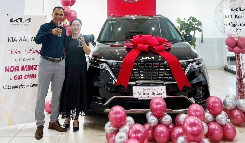 'Con nhà người ta' - Ca sĩ Hòa Minzy tặng bố mẹ 'xế hộp' tiền tỷ Kia Carnival 2022 204532