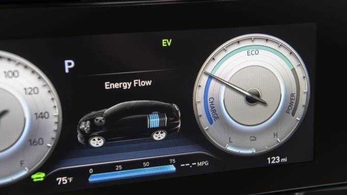 Hyundai Elantra 2023 mới ra mắt Việt Nam, vừa có thêm biến thể hybrid, chỉ 'ăn' 2,02 lít xăng/100 km 207809