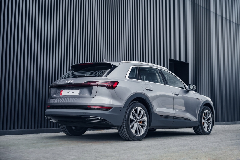 Audi e-tron SUV phiên bản thuần điện ra mắt tại Vietnam Motor Show 2022, giá từ 2,97 tỷ đồng 209046
