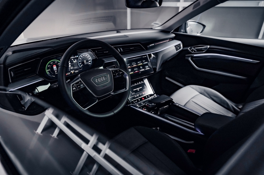 Audi e-tron SUV phiên bản thuần điện ra mắt tại Vietnam Motor Show 2022, giá từ 2,97 tỷ đồng 209047