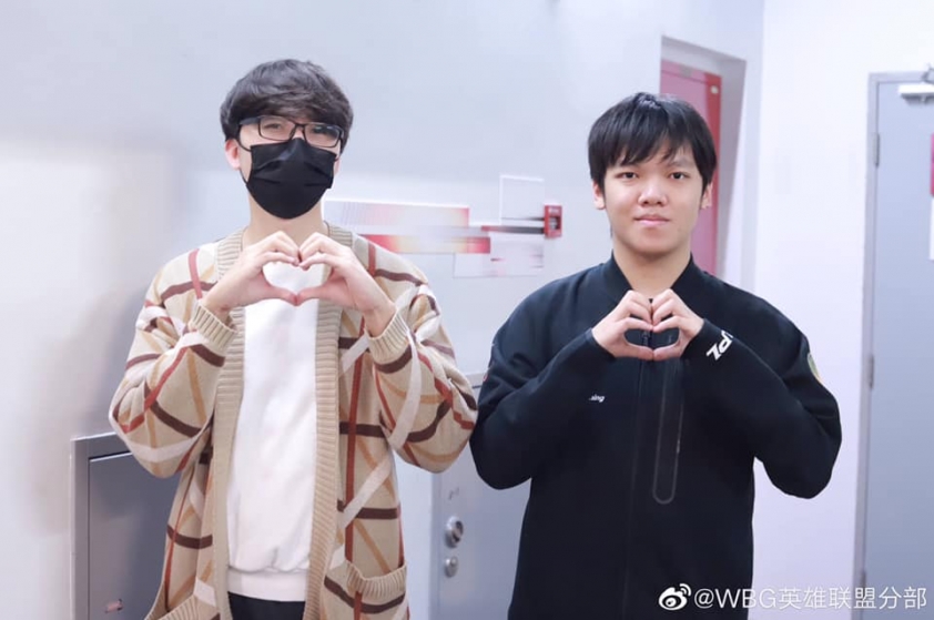Trong khi nhà nhà đi chơi Valentine, The Shy ở đây và chụp ảnh 1 mình 111797