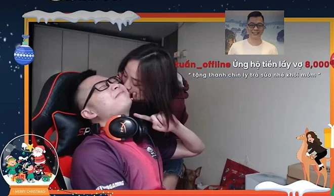 Lê Khôi và bạn gái tình tứ trên sóng livestream