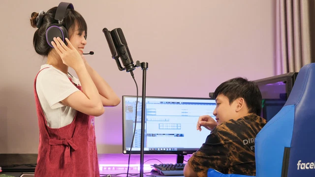 Bạn trai luôn trợ giúp Hạ Mi trong công việc và cuộc sống