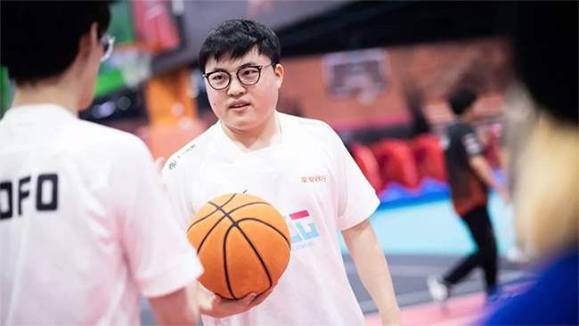 Vừa viết tâm thư động viên fan đẫm nước mắt, Uzi đã bị BLG đá lên băng ghế dự bị 122271