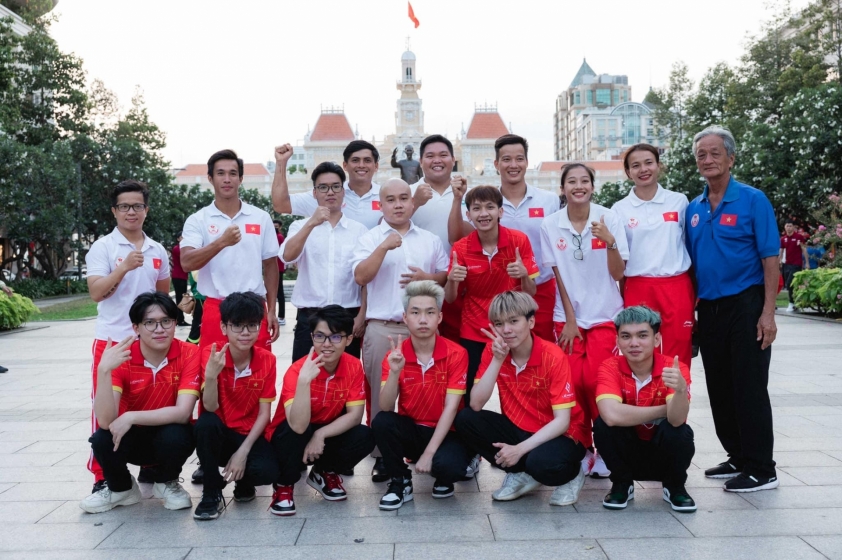 SGP chụp ảnh lưu niệm cùng các thành viên khác trong đoàn thể thao Việt Nam