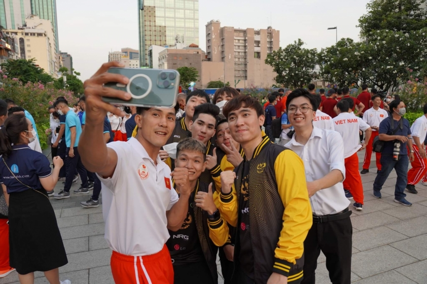 Các VĐV eSports hăng hái trong lễ ra quân SEA Games 31 131899