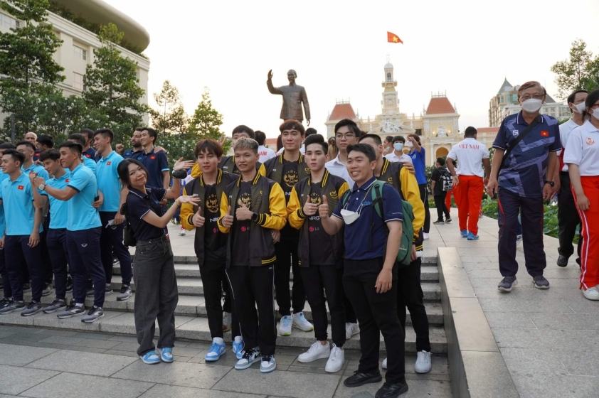 Các VĐV eSports hăng hái trong lễ ra quân SEA Games 31 131900