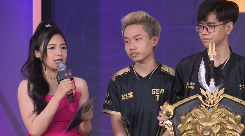 Yiwei (bên trái) nhận được 2 MVP tại trận chung kết vì màn trình diễn xuất sắc