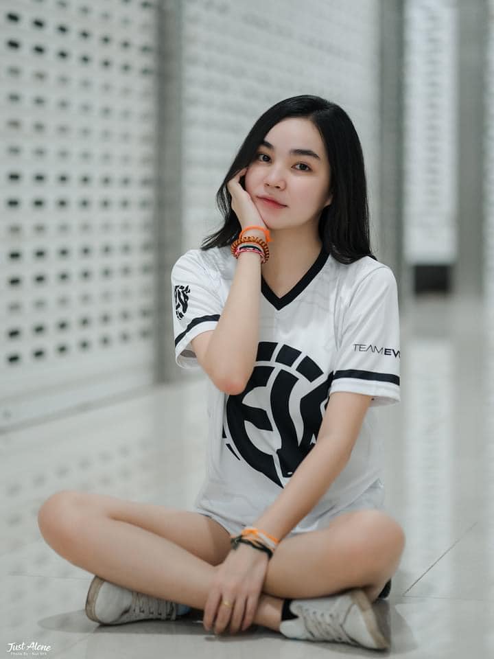 Các nữ VĐV eSports Lào dự SEA Games 31 gây ấn tượng bởi nhan sắc xinh đẹp 135283