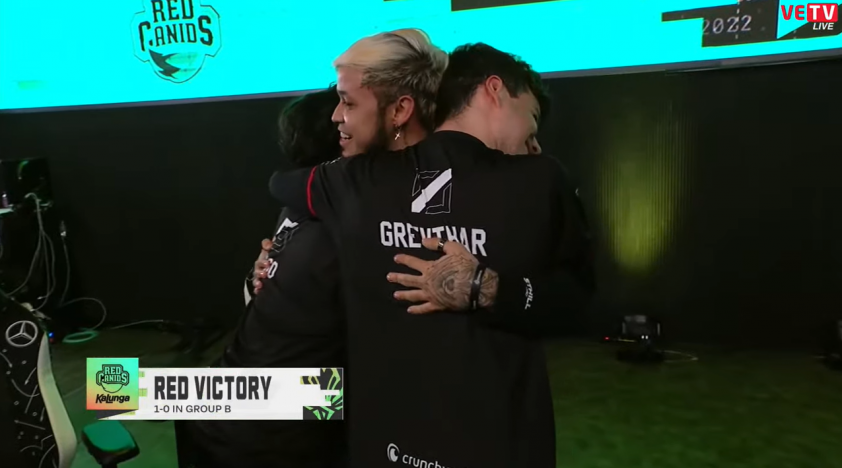 Các thành viên RED Canids ôm nhau ăn mừng như thể vừa vô địch MSI 2022