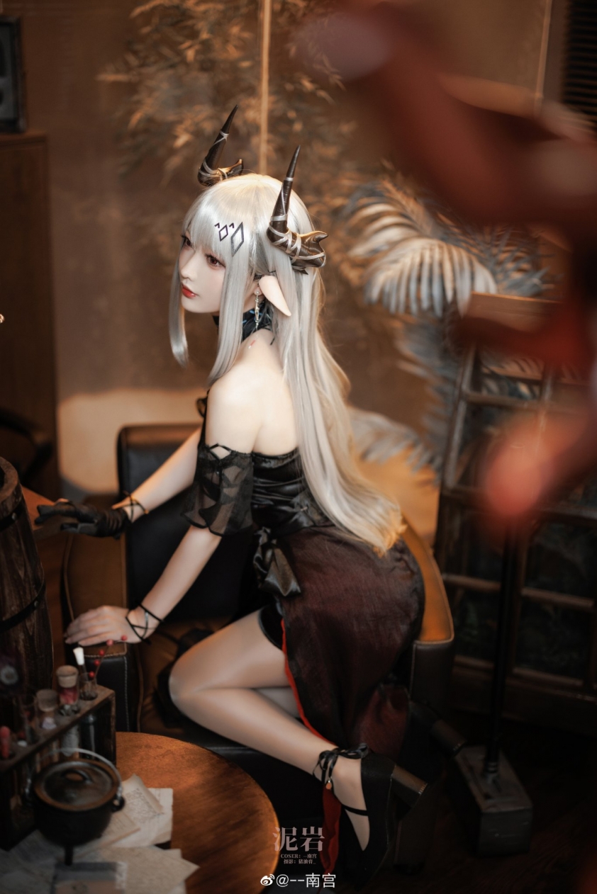Mỹ nữ cosplay nhân vật Mudrock trong tựa game Arknight 167042