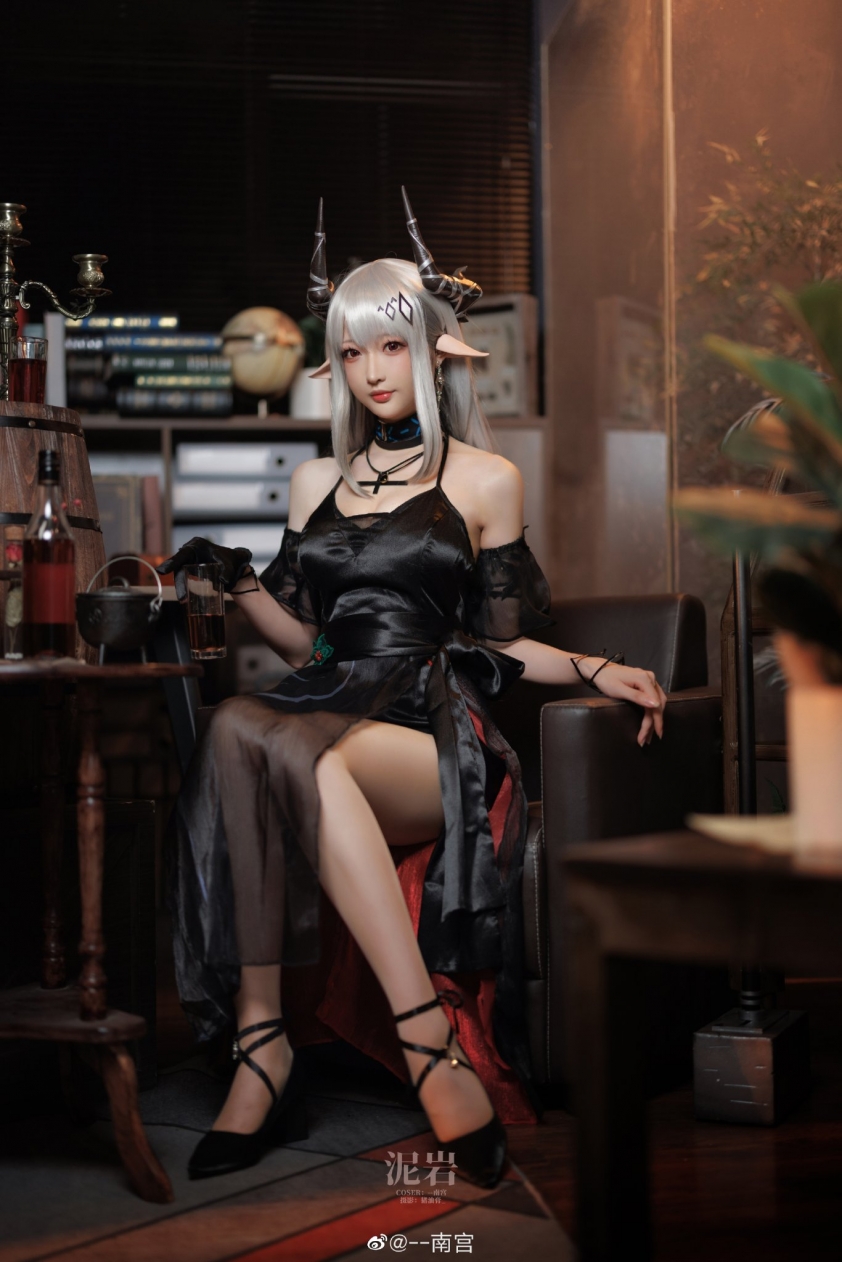 Mỹ nữ cosplay nhân vật Mudrock trong tựa game Arknight 167044