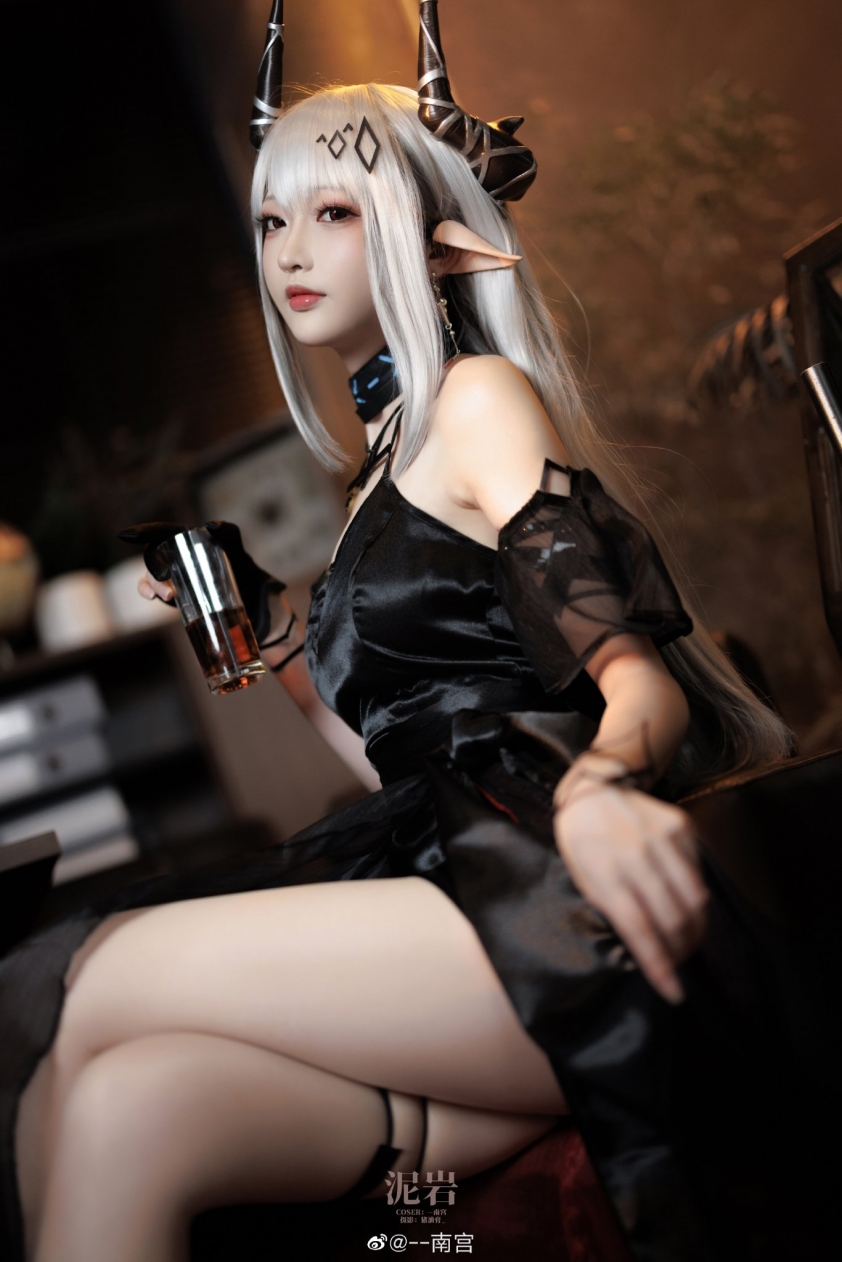 Mỹ nữ cosplay nhân vật Mudrock trong tựa game Arknight 167045