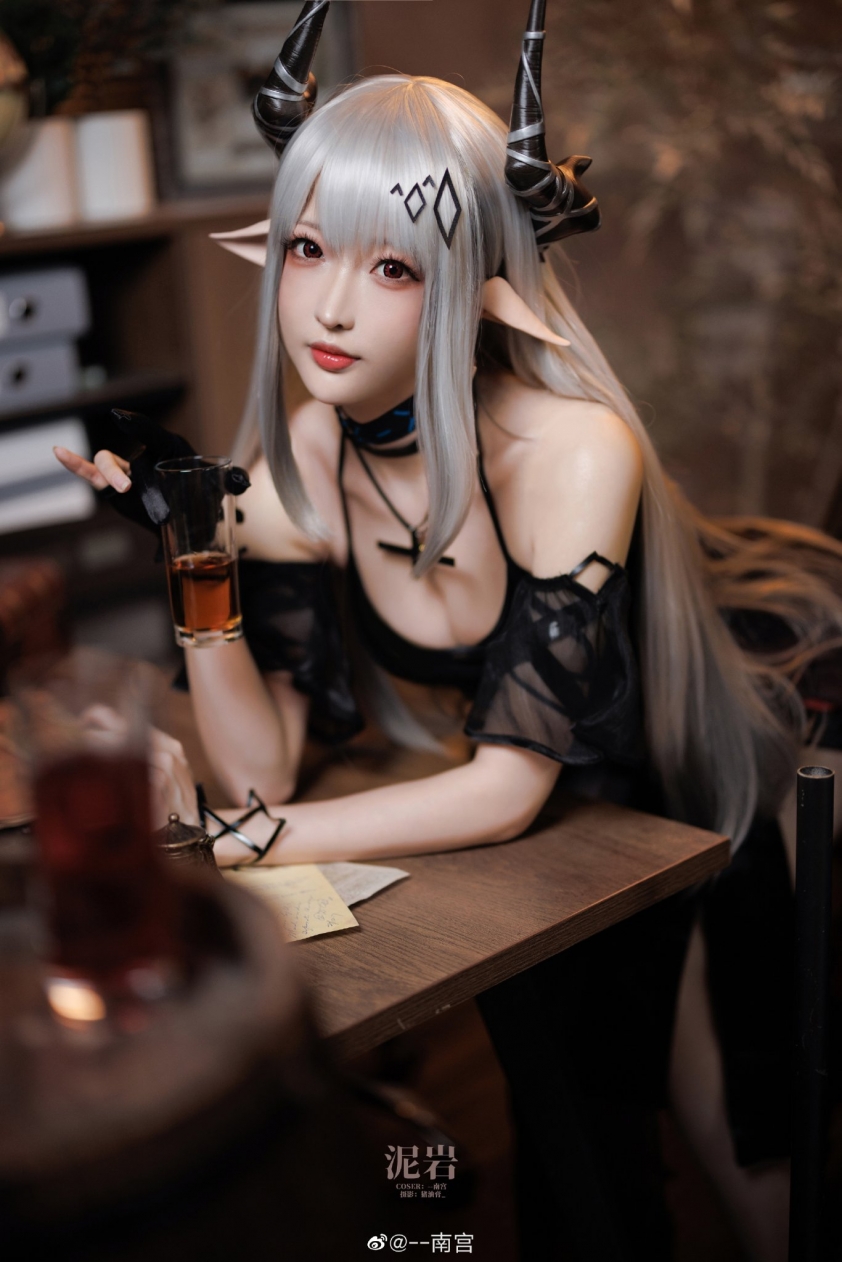 Mỹ nữ cosplay nhân vật Mudrock trong tựa game Arknight 167046