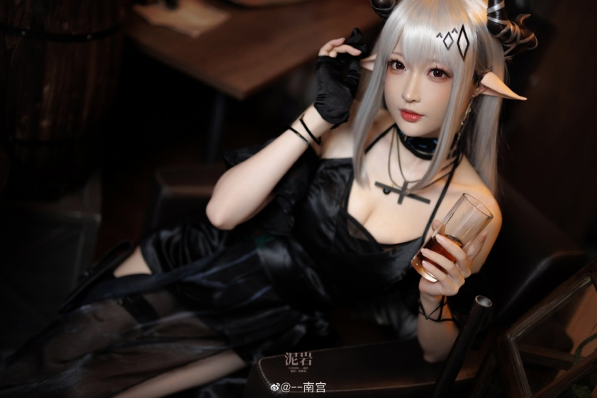 Mỹ nữ cosplay nhân vật Mudrock trong tựa game Arknight 167048