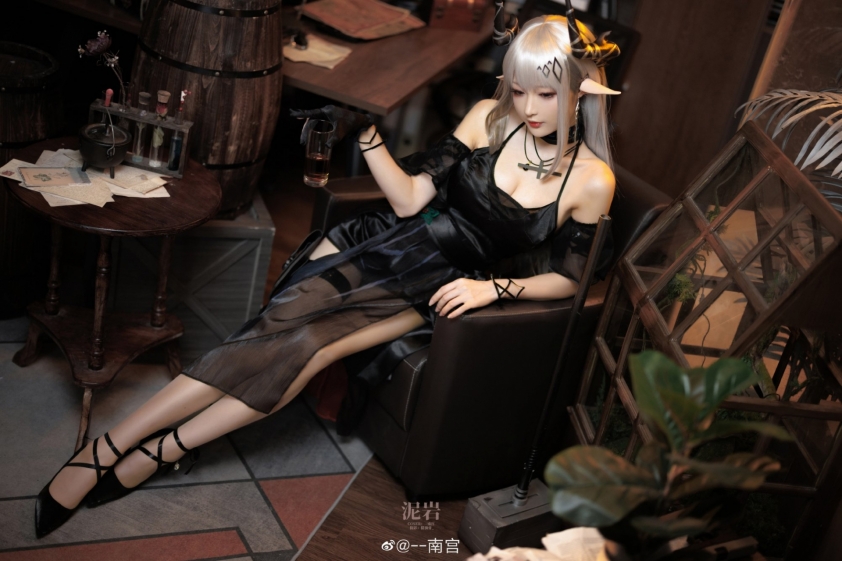 Mỹ nữ cosplay nhân vật Mudrock trong tựa game Arknight 167049