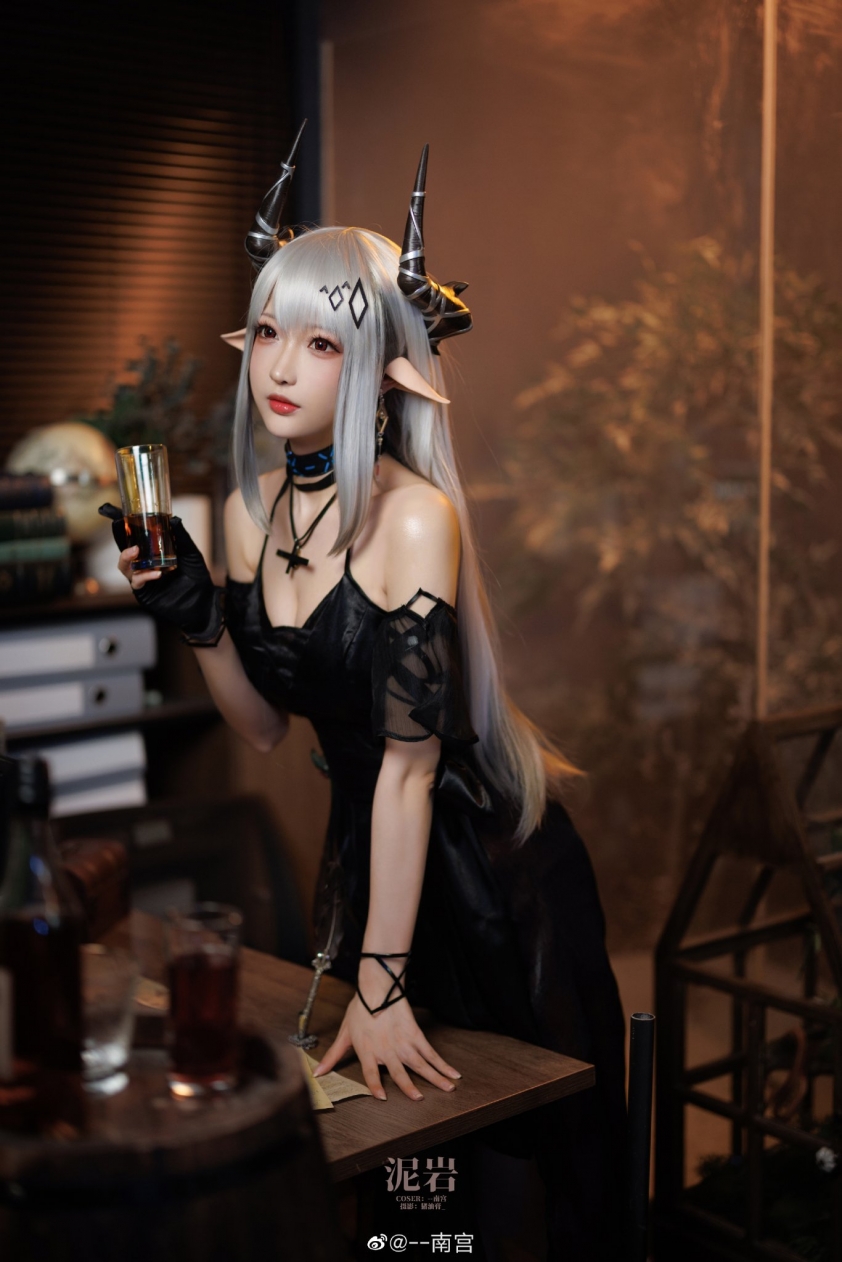 Mỹ nữ cosplay nhân vật Mudrock trong tựa game Arknight 167052