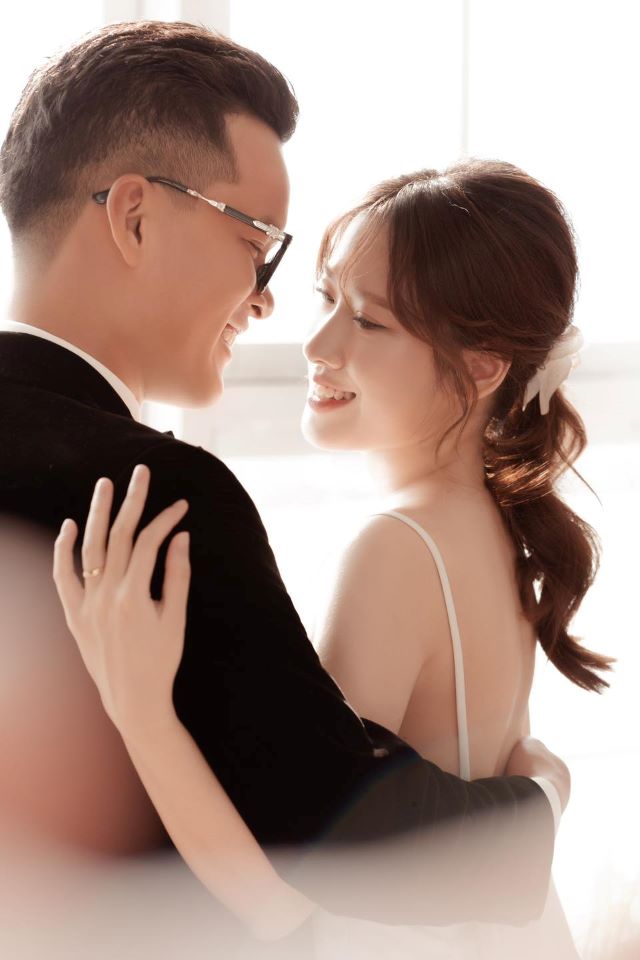 Streamer Bộ Bim hạnh phúc bên bà xã xinh đẹp trong ngày cưới 179905