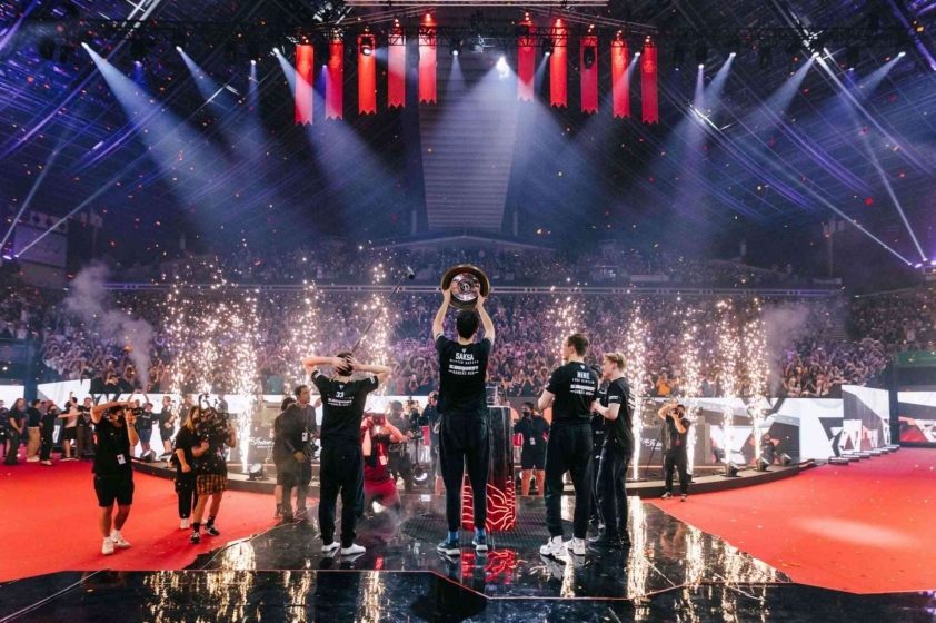 Đội tuyển eSports này vừa cầm về hơn 200 tỷ đồng tiền thưởng chỉ sau 1 giải đấu 211681
