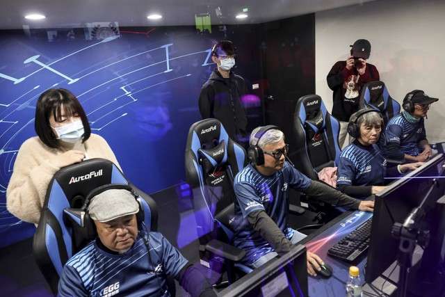 Cụ bà 65 tuổi với ước mơ trở thành tuyển thủ eSports chuyên nghiệp 238375