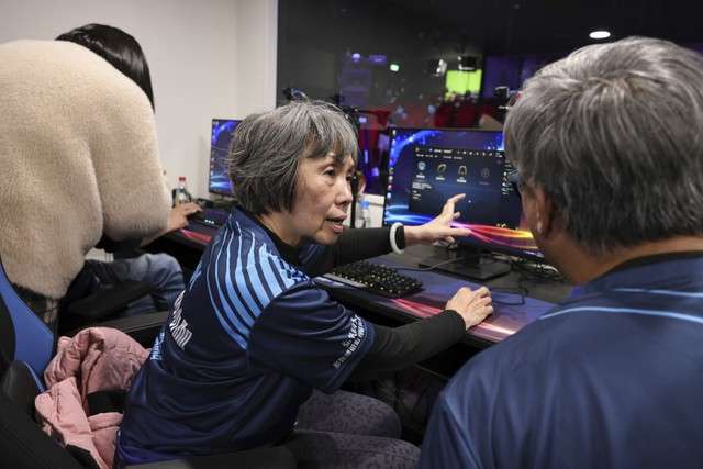 Cụ bà 65 tuổi với ước mơ trở thành tuyển thủ eSports chuyên nghiệp 238376
