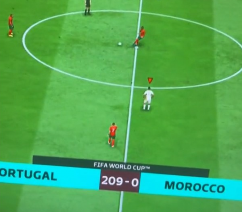 Fan MU trả thù cho đội nhà bằng cách đá thủng lưới Liverpool 141 bàn liên tục ... trong game 3