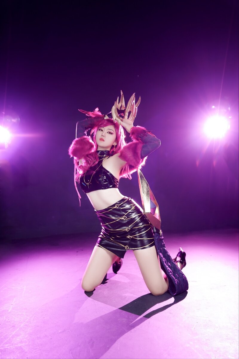 Game thủ cosplay nhóm nhạc KDA, nhưng sao lại có Taric ở đây? 268165