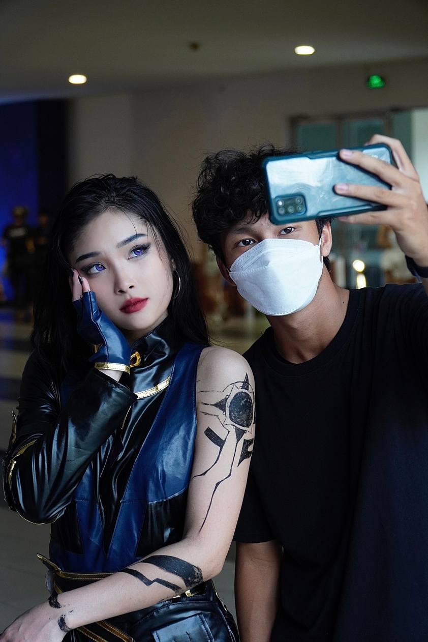 MC Đặng Tiểu Bình cosplay đặc vụ Reyna trong VALORANT 279519