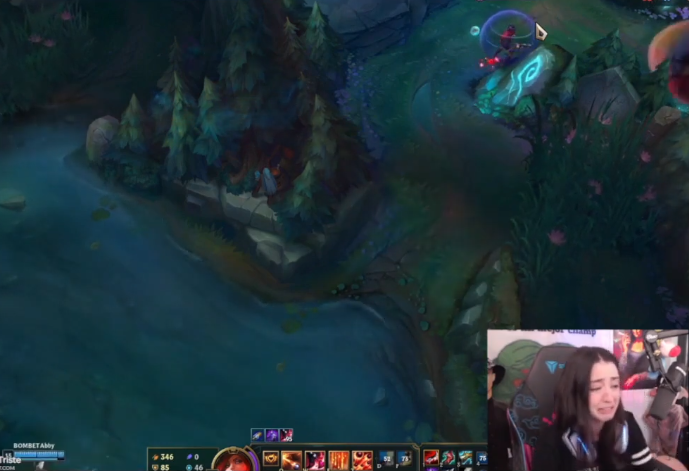 Nữ streamer bật khóc trên sóng vì liên tục bị đồng đội 'troll game' 314661