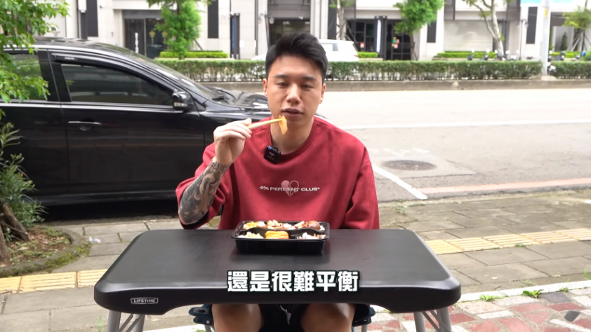 Bỏ LMHT đi làm food reviewer, Toyz bị đánh nhập viện 397954