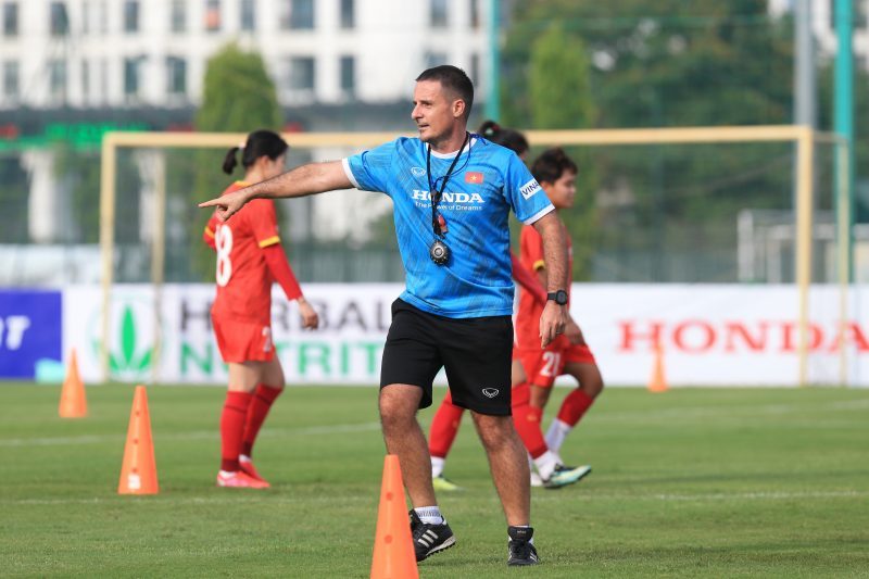 Chuyên gia Châu Âu áp dụng 'công nghệ' vào buổi tập của ĐT Việt Nam-64221