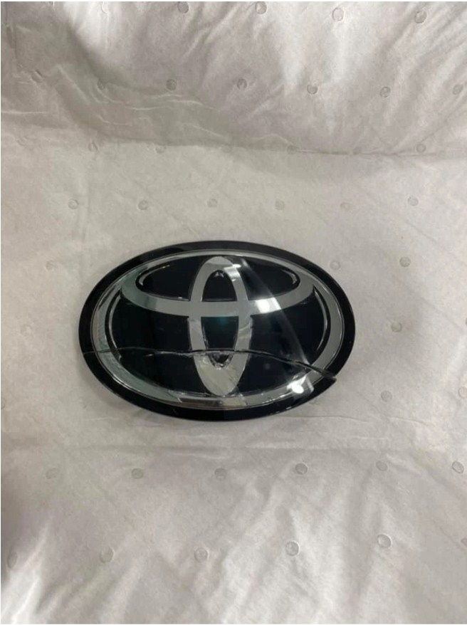 “Giật mình” logo Toyota trên Corolla Cross có giá hơn 8 triệu đồng 37431