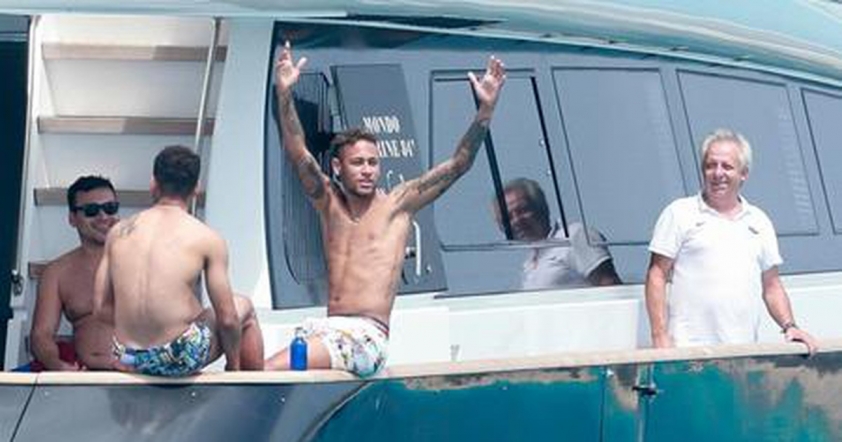 Neymar tậu trực thăng hơn 300 tỷ khiến Ronaldo và Messi phải chào thua 64934