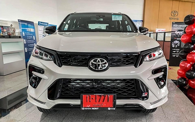 Toyota-Fortuner-GR-Sport-1