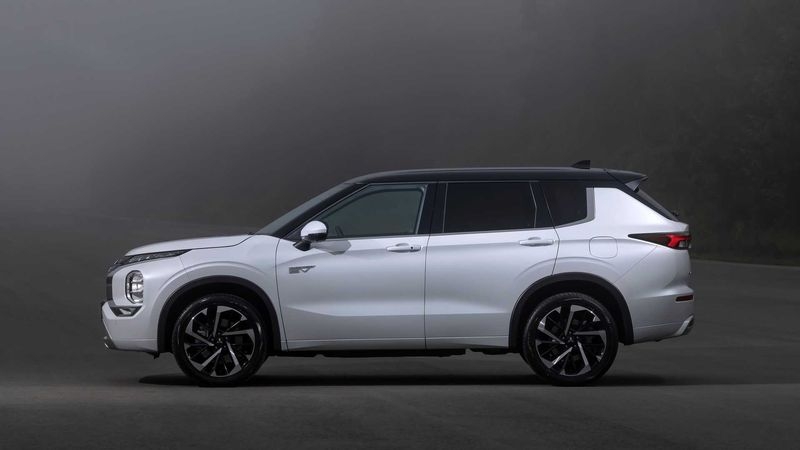 Mitsubishi-Outlander-PHEV-2022-1