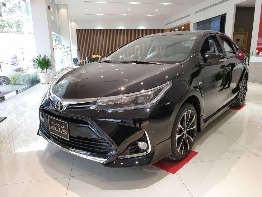 toyota-corolla-altis-1