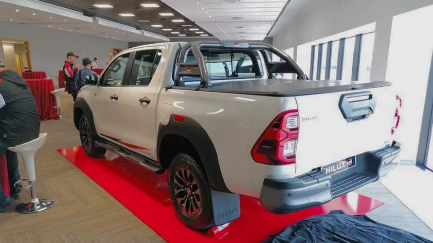 toyota-hilux-gr-sport-2
