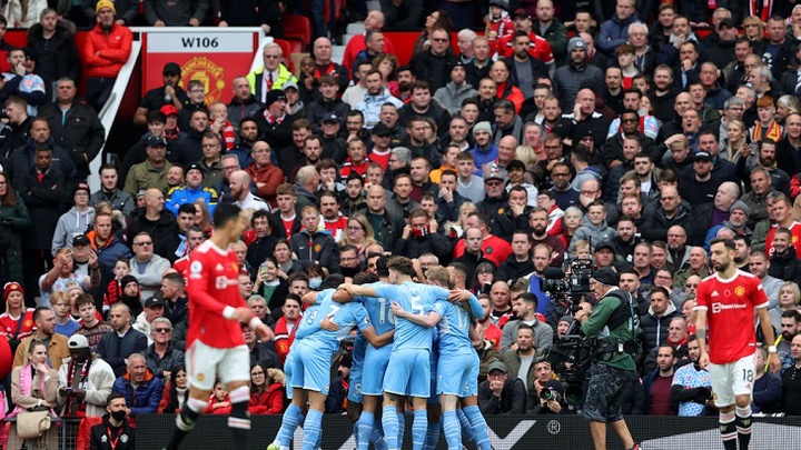 Voi De Jong, MU thua suc danh bai Man City, Liverpool