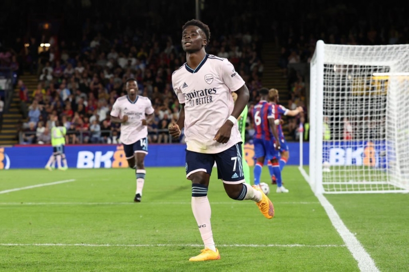 Bukayo Saka để thể hiện phẩm chất ngôi sao của mình trong bàn thắng thứ 2 của Arsenal. Ảnh: Getty