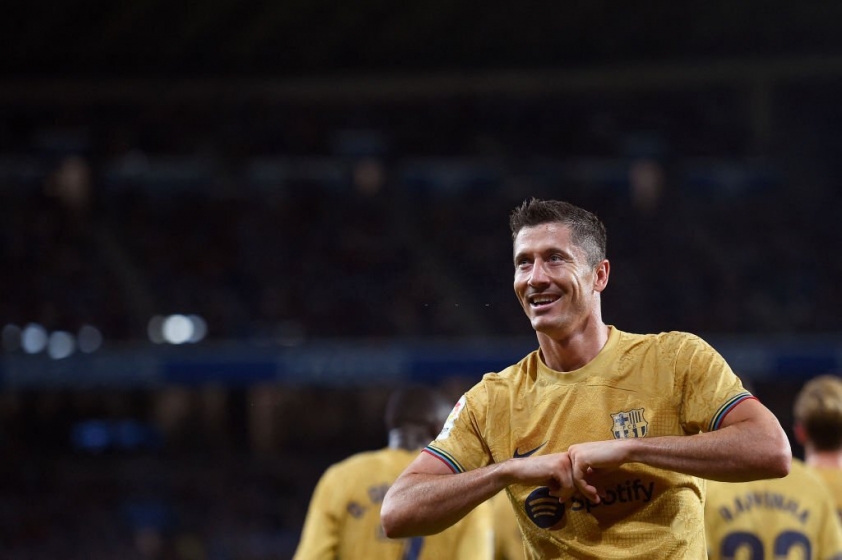 Chúc mừng sinh nhật Lewandowski! Danh hiệu cầu thủ xuất sắc nhất trận là món quà đầy xứng đáng dành cho anh. Ảnh: Getty