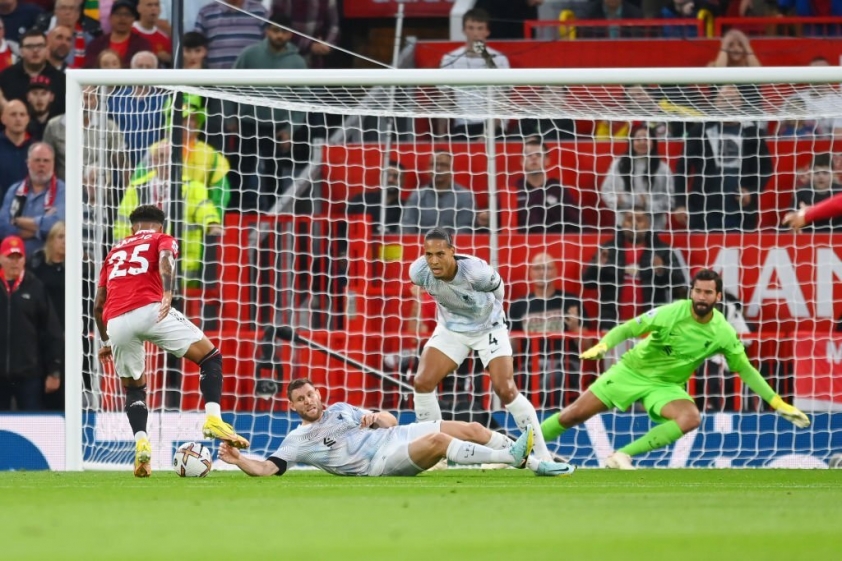 Liverpool: Khán đài Anfield 'đóng băng' cũng là lúc ngọn lửa bị dập tắt 176496