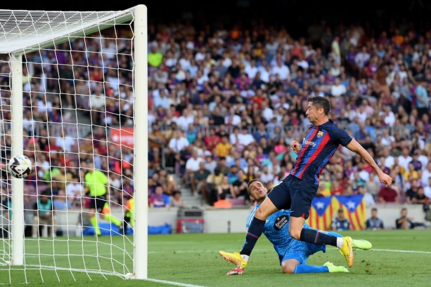 Lewandowski như từ dưới đất chui lên trong bàn mở tỷ số của Barcelona. Ảnh: internet