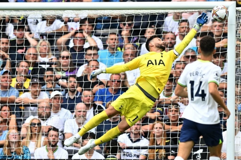 Mitrovic không cho Lloris bất cứ cơ hội cản phá nào trong tình huống này. Ảnh: internet