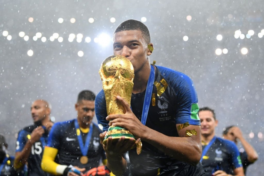 Chấp nhận sự thật, Mbappe không có cửa sánh ngang Ronaldo, Messi 183033