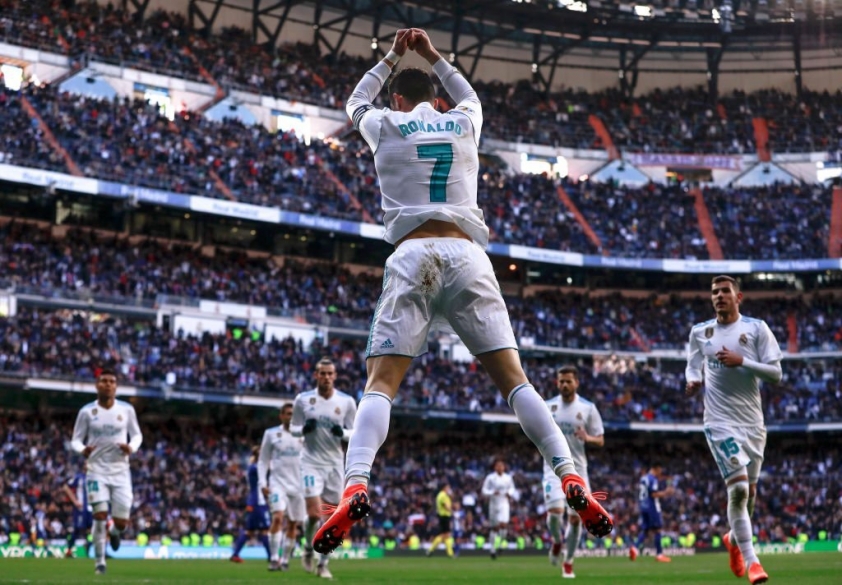 Ronaldo 'tái mặt' vì Messi, 'nhà vua C1' chính thức đổi chủ? 183179
