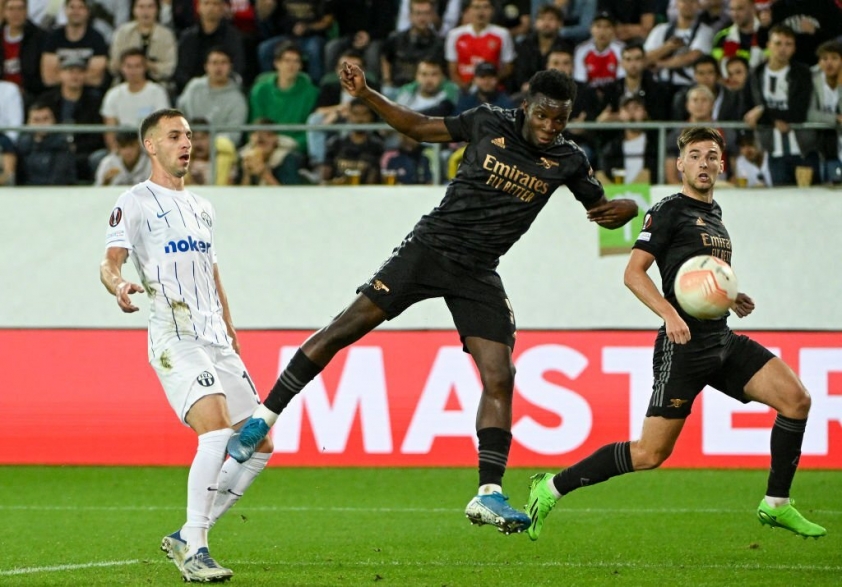 Nketiah lập công chuộc tội mang về 3 điểm đầy nhọc nhằn cho Arsenal. Ảnh: internet