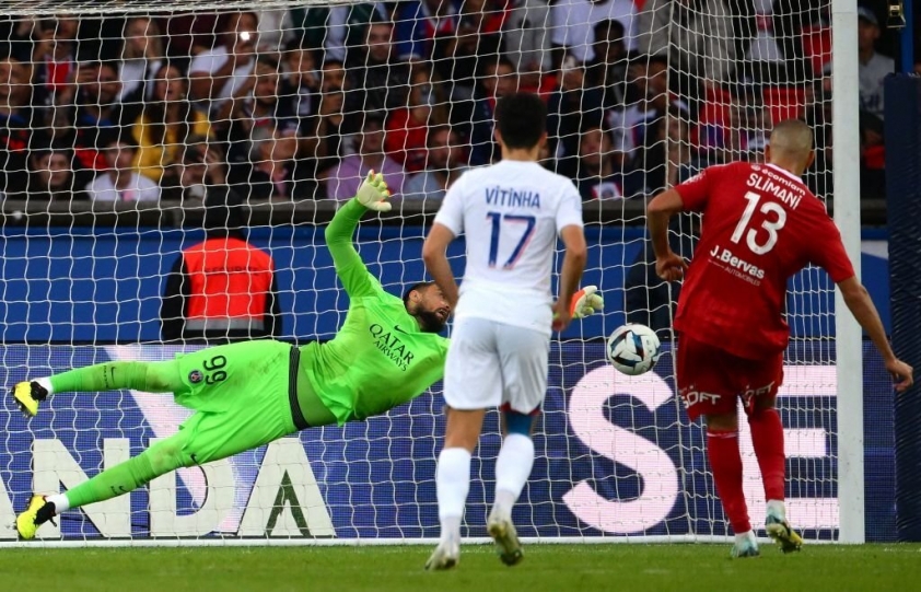 Donnarumma thực sự là cứu tinh của PSG với tình huống cản phá quả Penalty. Ảnh: internet